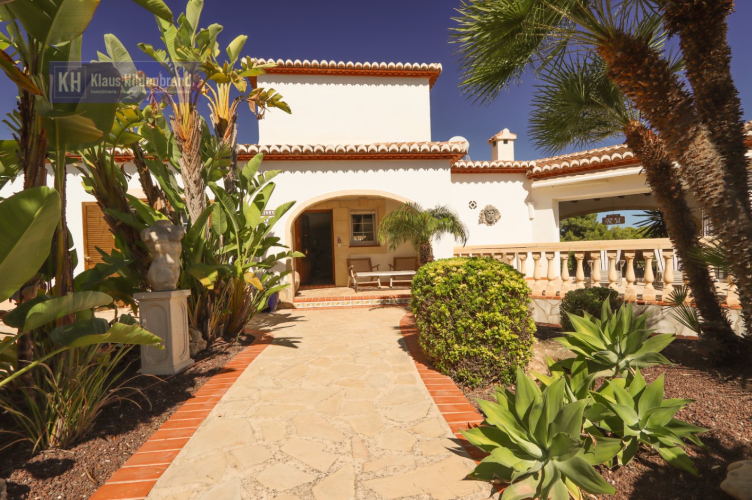Mediterranean Villa in Adsubia with Lush Garden and Private Pool