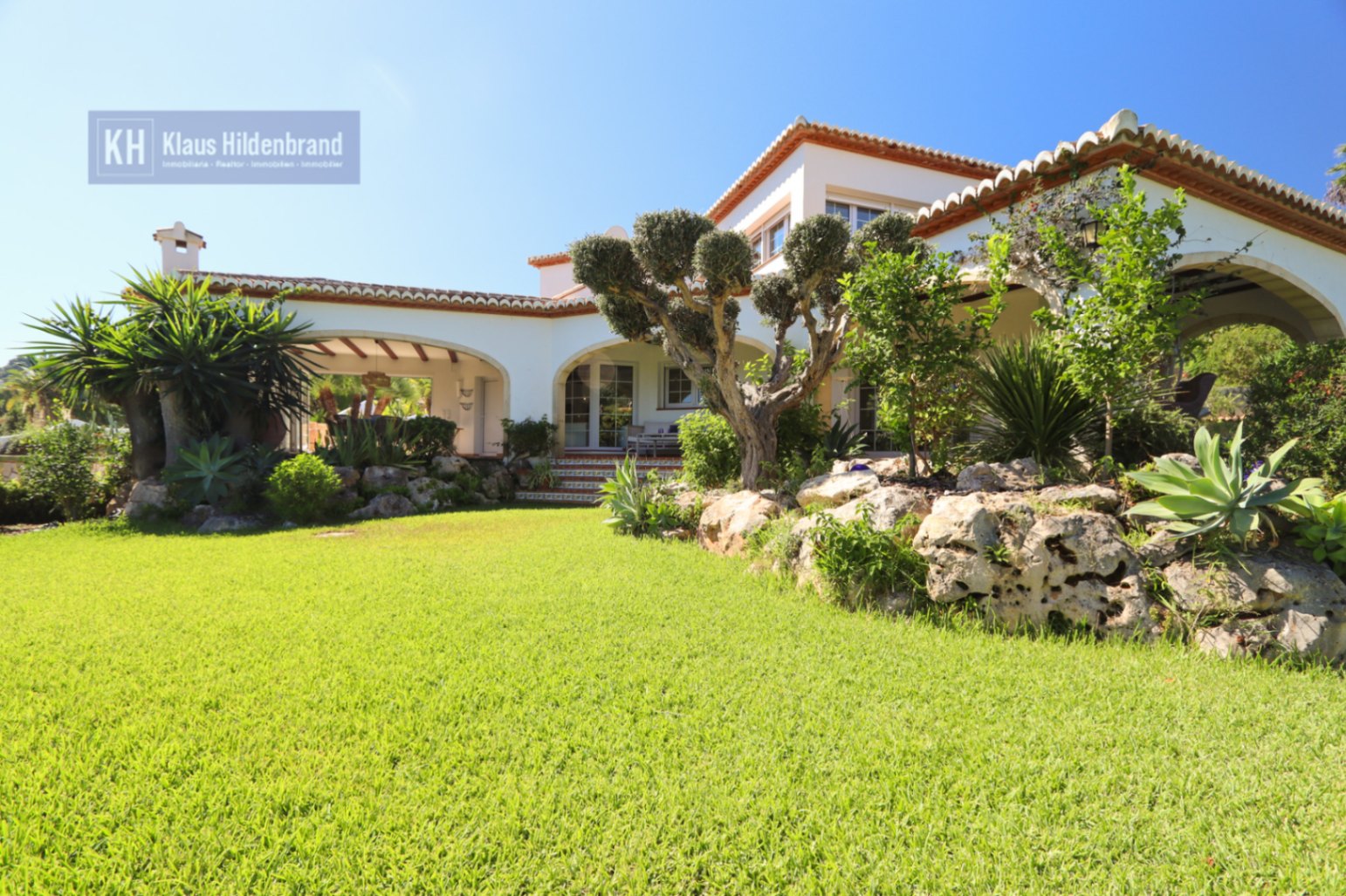 Mediterranean Villa in Adsubia with Lush Garden and Private Pool