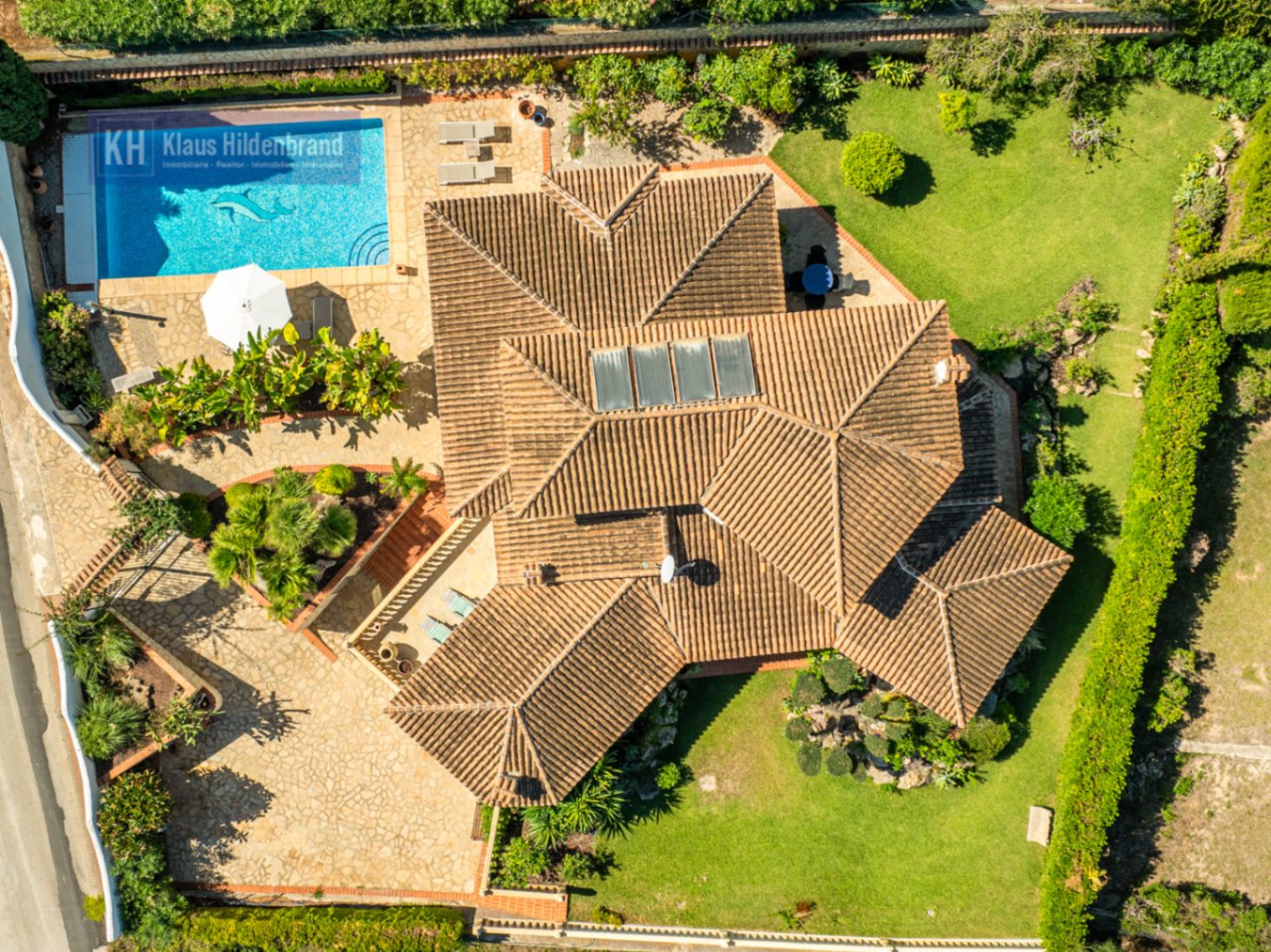 Mediterranean Villa in Adsubia with Lush Garden and Private Pool